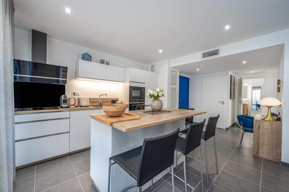 Kitchen or kitchenette, Seating area, Dining area, oven, stove