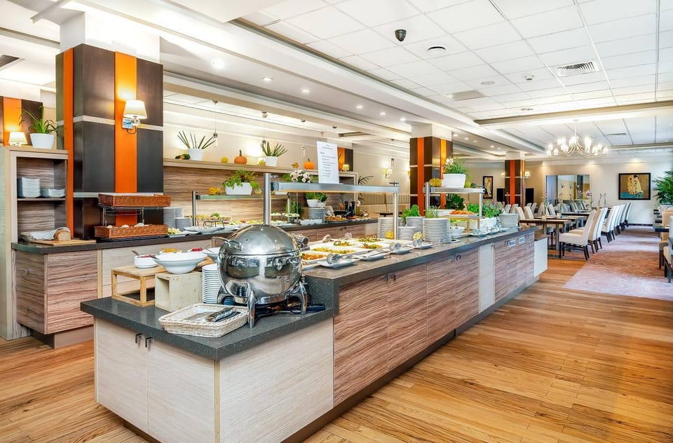 Restaurant/places to eat, Coffee/tea facilities, Kitchen or kitchenette, Food and drinks, Seating area, Food, Buffet breakfast