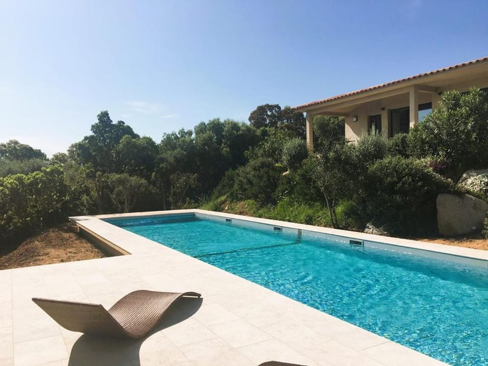 Villa Testa contemporaine, 8 pers, vue mer, piscine, plage à pied Villa in Zonza