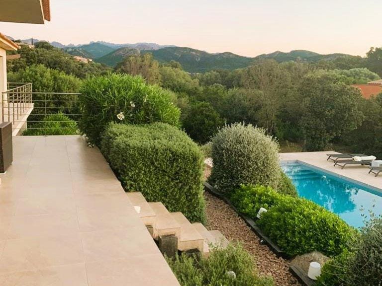 Villa Testa contemporaine, 8 pers, vue mer, piscine, plage à pied Villa in Zonza