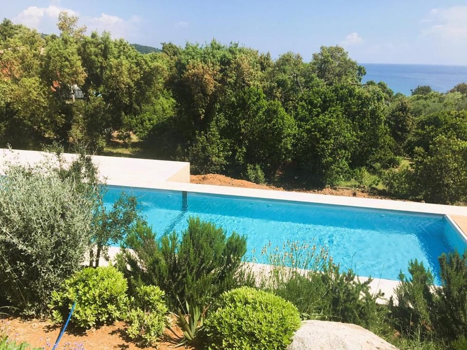 Villa Testa contemporaine, 8 pers, vue mer, piscine, plage à pied Villa in Zonza