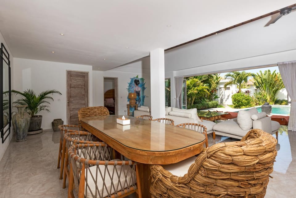 Wonderful 4Br Villa in Seminyak Villa in North Kuta