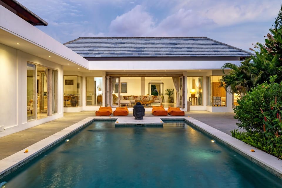 Property building, Patio, Garden, Garden view, Pool view, Swimming pool, sunbed