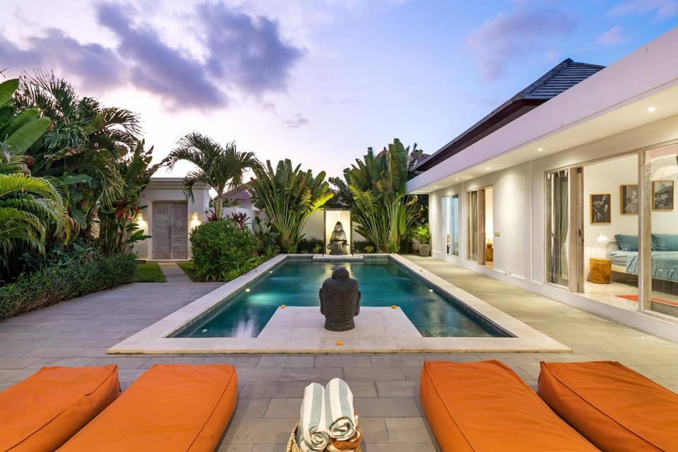 Property building, Patio, Garden, Garden view, Pool view, Swimming pool, sunbed