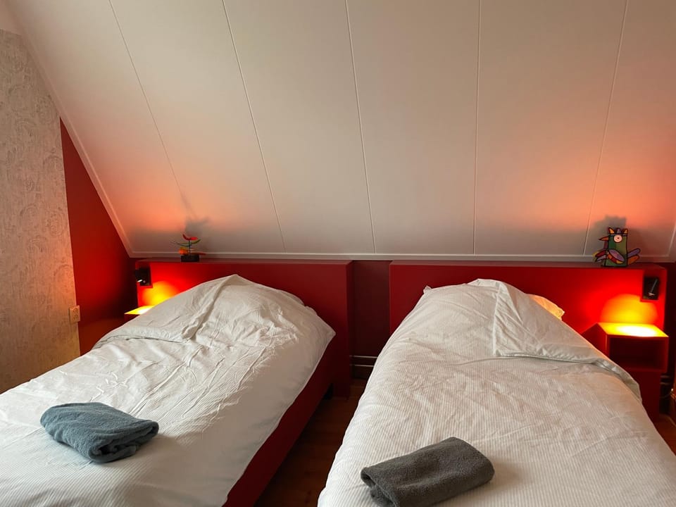 Property building, Bed, Photo of the whole room, Bedroom, towels