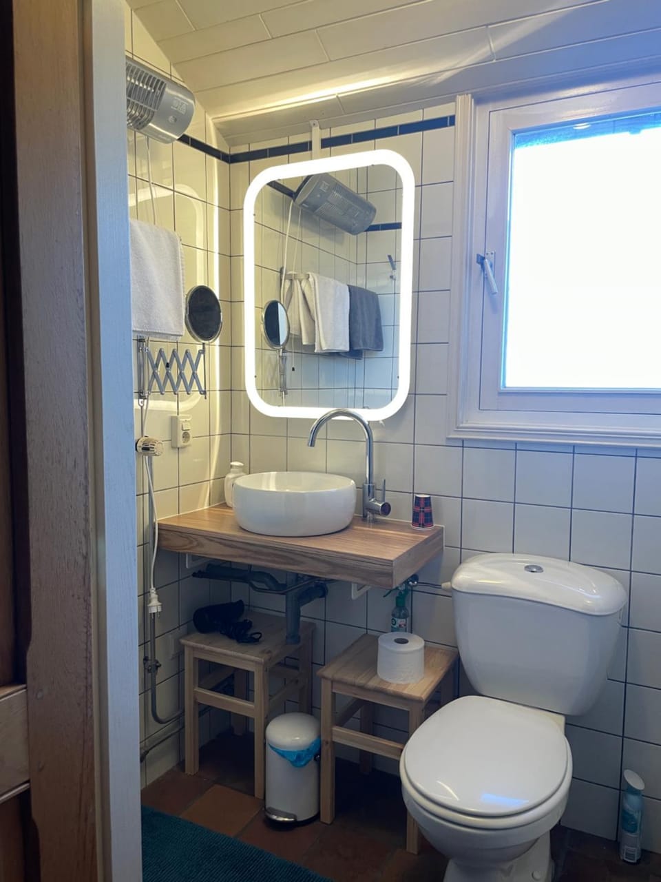 Shower, Toilet, Property building, Bathroom, towels