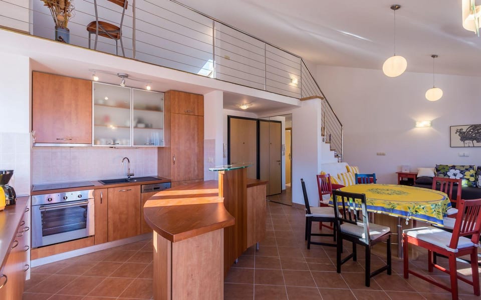 Nur 200 Meter zum tollen Strand in Baska Apartment in Lika-Senj County