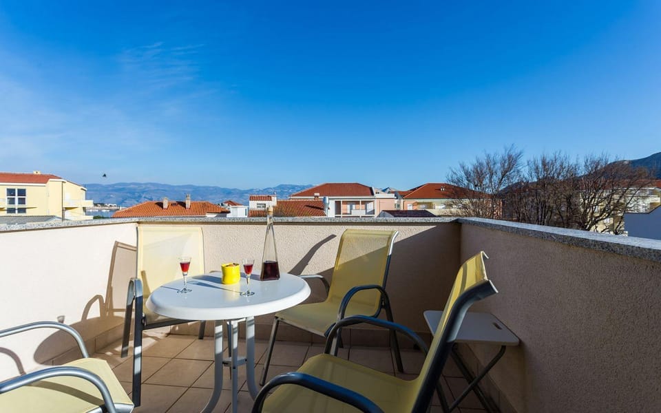 Nur 200 Meter zum tollen Strand in Baska Apartment in Lika-Senj County