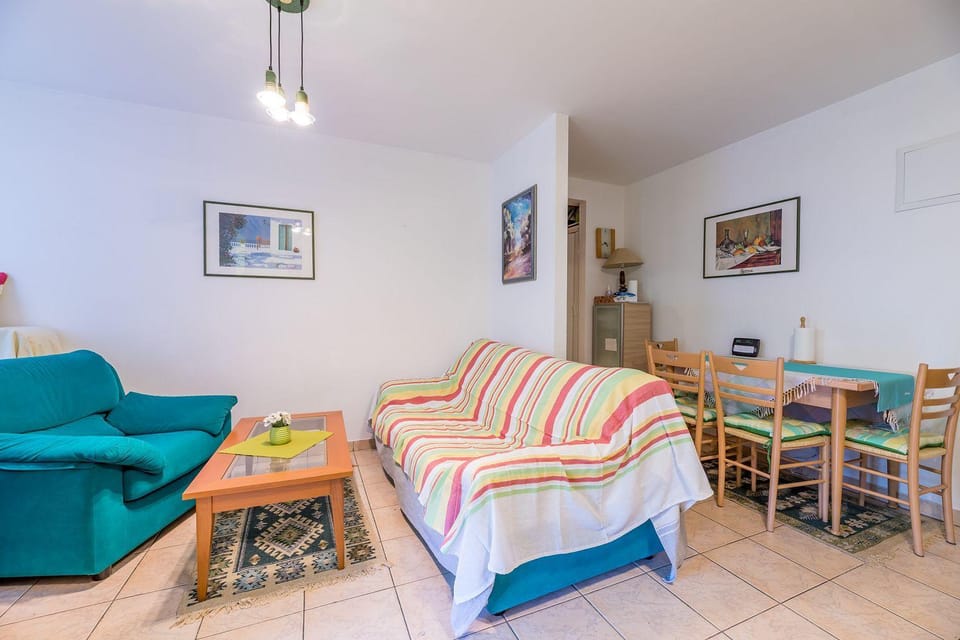 300 Meter zum Strand mit WLAN, Klima Apartment in Lika-Senj County