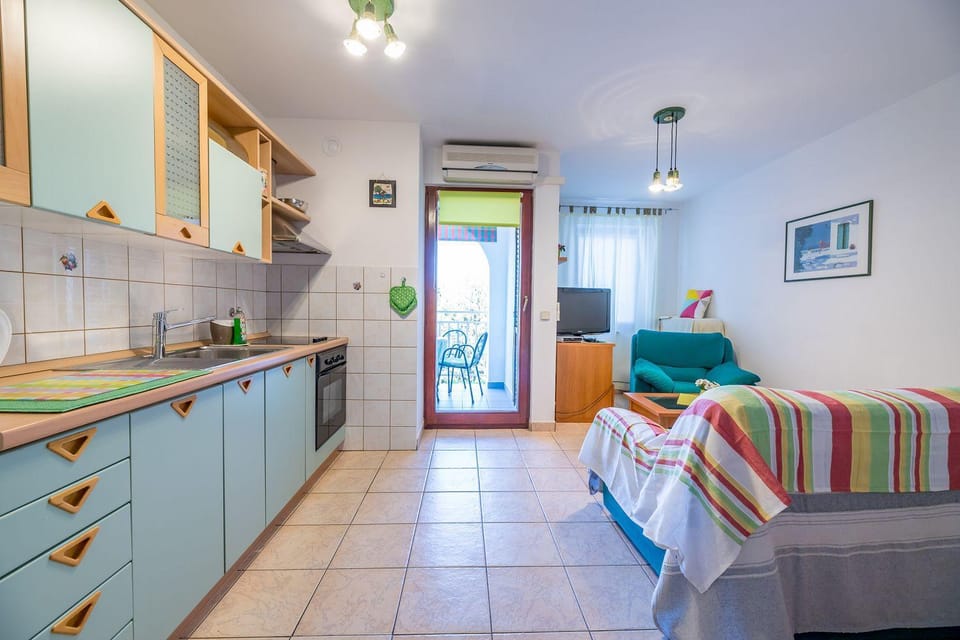 300 Meter zum Strand mit WLAN, Klima Apartment in Lika-Senj County