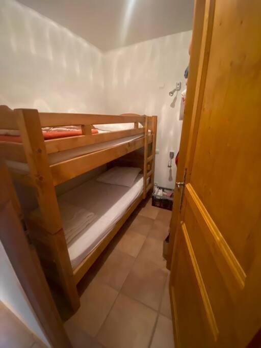 Bedroom, bunk bed