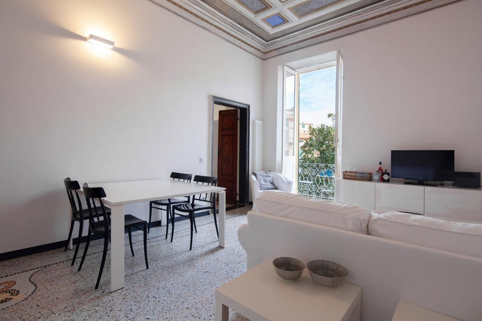 Communal lounge/ TV room, TV and multimedia, Living room, Seating area, Dining area