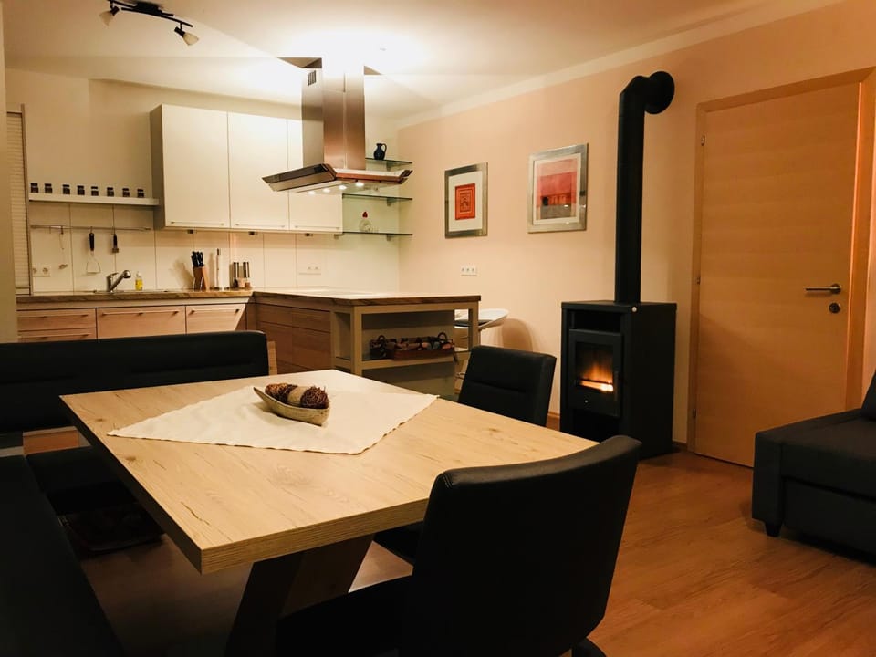 Kitchen or kitchenette, Living room, Seating area, Dining area, minibar, pet friendly, stove