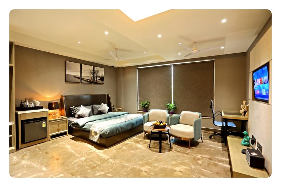 TV and multimedia, Living room, Photo of the whole room, Seating area, Bedroom
