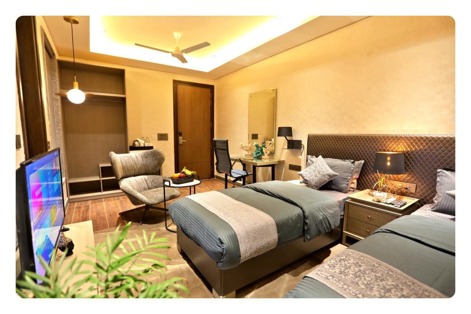 Bed, TV and multimedia, Seating area, Bedroom