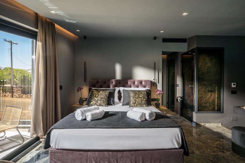 Villa Ria, 4 bedrooms with Private Pool & Sea View Villa in Crete Region