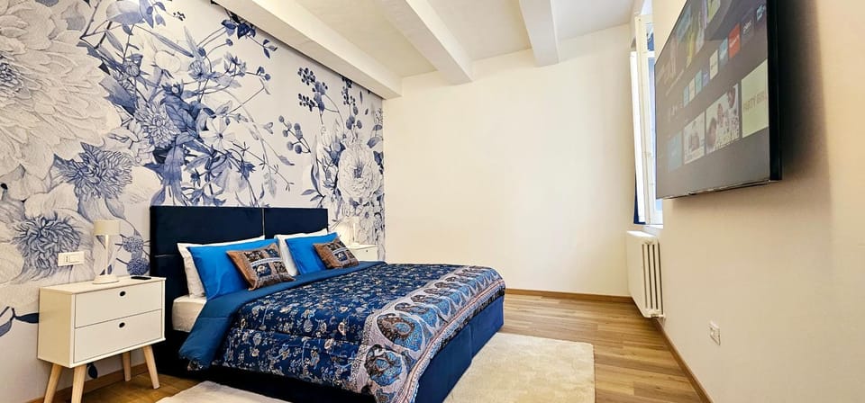 Bed, TV and multimedia, Photo of the whole room, Bedroom