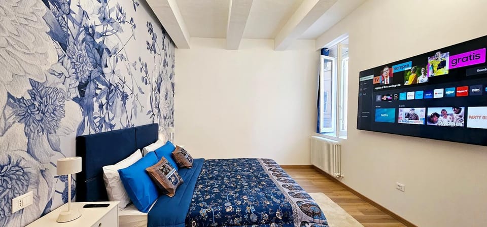 Bed, TV and multimedia, Living room, Photo of the whole room, Seating area, Bedroom