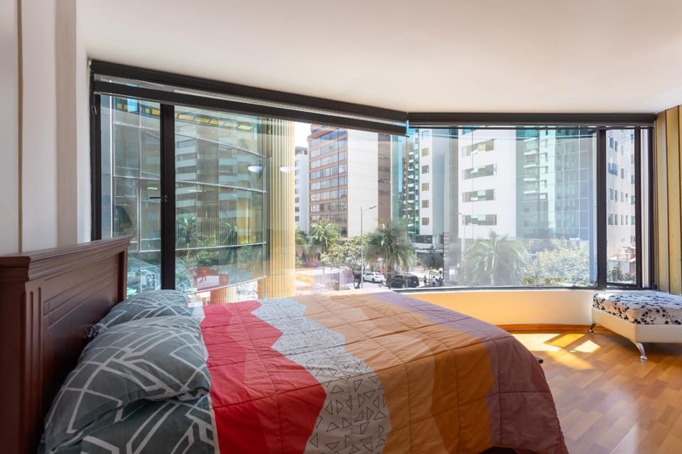 Departamento familiar con vista, 4 habitaciones, 10 personas, 5 camas, 3 baños, 2 parqueaderos, agua caliente, wiffi, a 20 metros del Quicentro Shooping y Estadio Olimpico Apartment in Quito