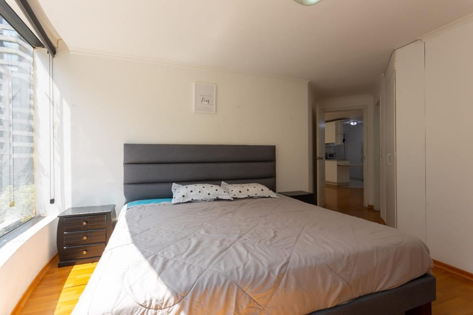 Departamento familiar con vista, 4 habitaciones, 10 personas, 5 camas, 3 baños, 2 parqueaderos, agua caliente, wiffi, a 20 metros del Quicentro Shooping y Estadio Olimpico Apartment in Quito