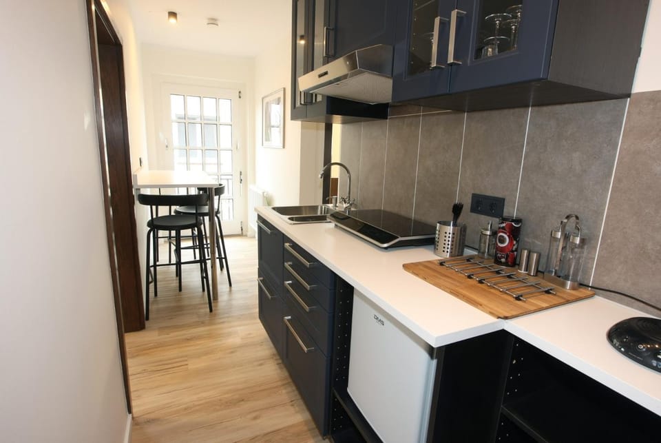 Kitchen or kitchenette, Dining area, stove