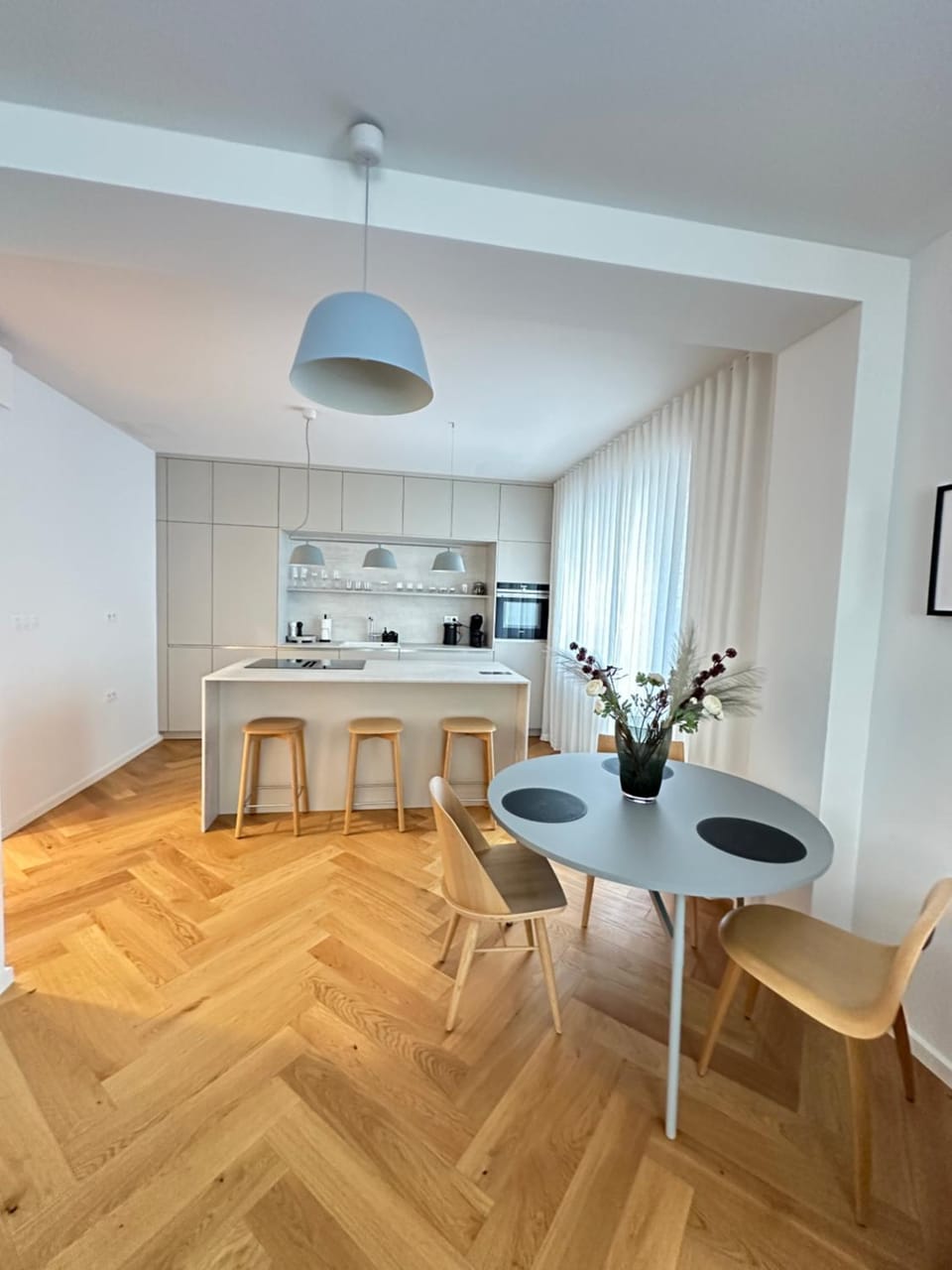 Kitchen or kitchenette, Dining area
