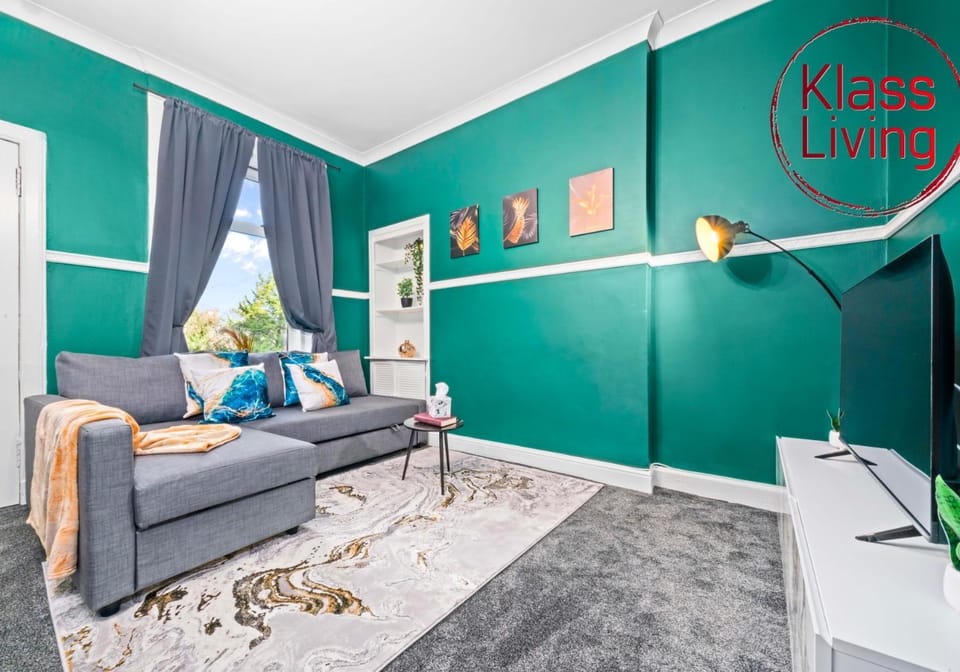 TV and multimedia, Living room, Decorative detail, Seating area, Dining area, Guests, group of guests, Family