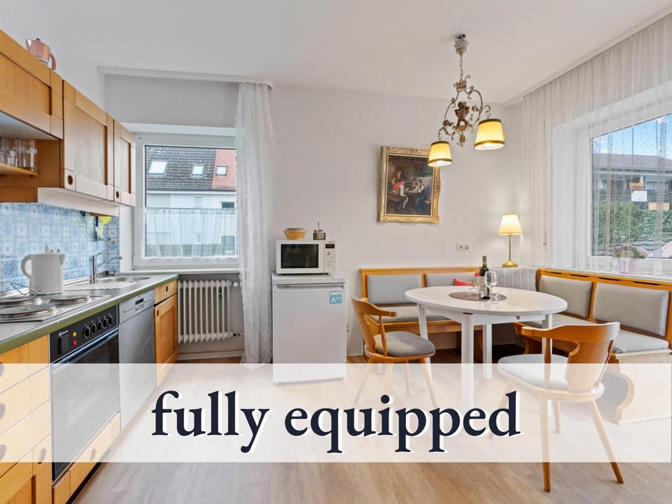 Kitchen or kitchenette, Dining area, stove