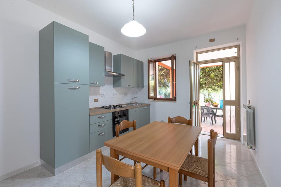 Kitchen or kitchenette, Dining area, oven, pet friendly, stove