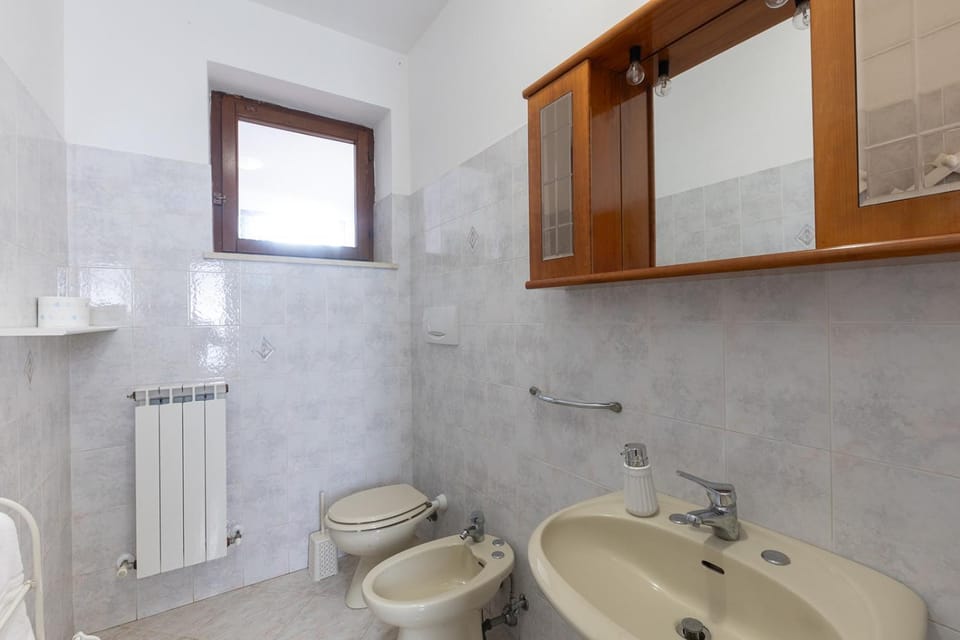 Shower, Toilet, Bathroom, bidet, towels