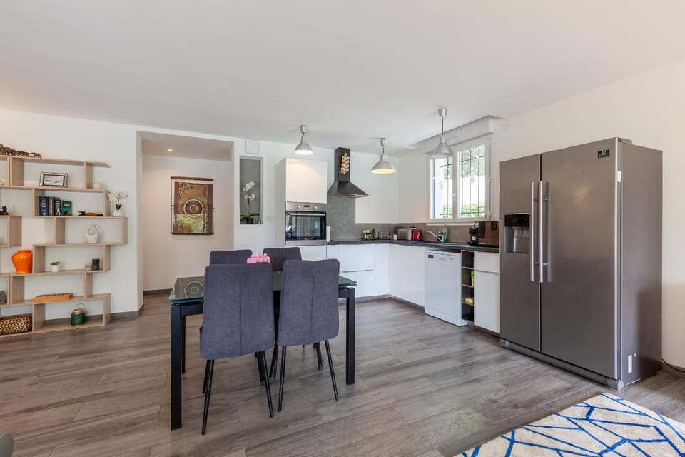 Property building, Kitchen or kitchenette, Living room