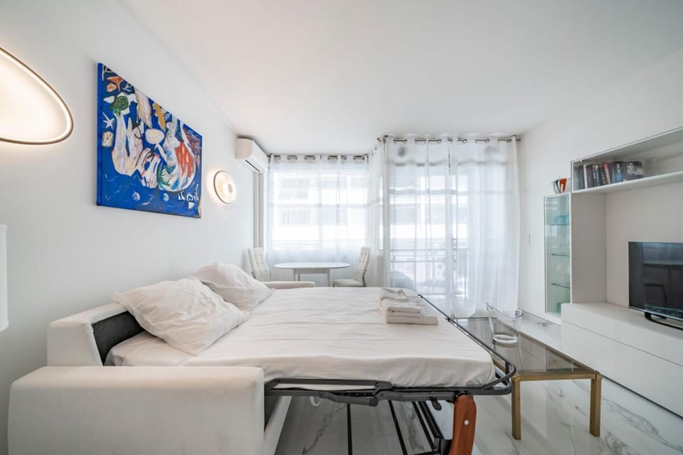 Communal lounge/ TV room, Bed, TV and multimedia, Living room, Photo of the whole room, Bedroom