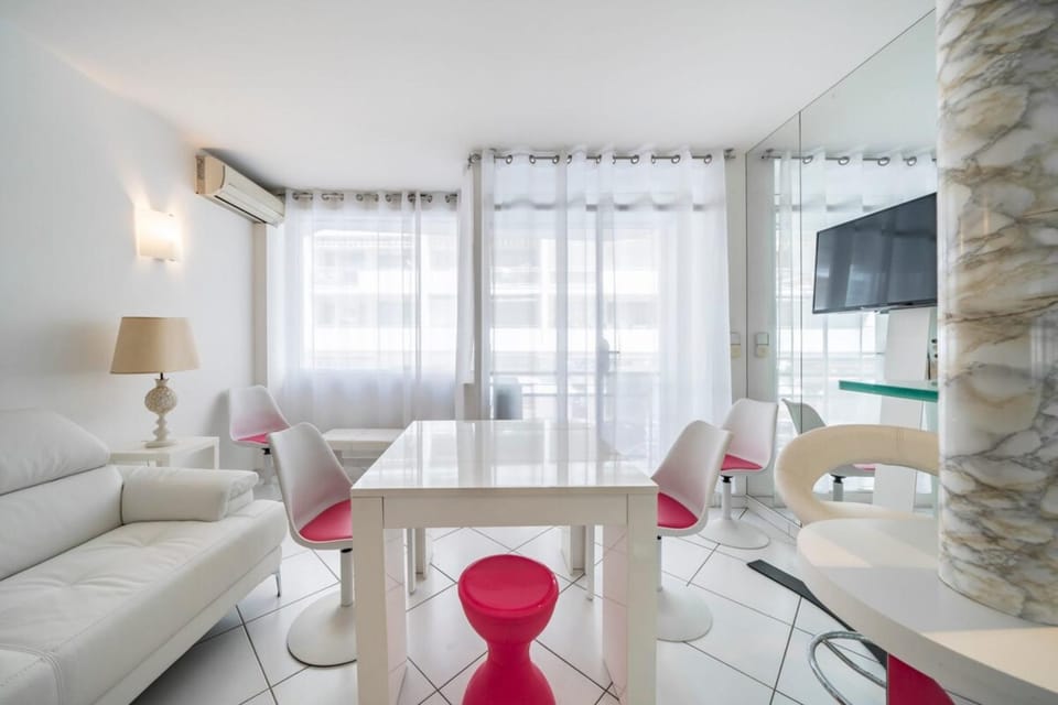 TV and multimedia, Living room, Seating area, Dining area