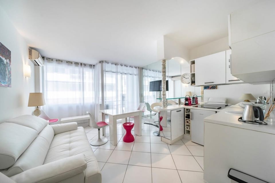 Coffee/tea facilities, Kitchen or kitchenette, Living room, Seating area, Dining area, oven, stove
