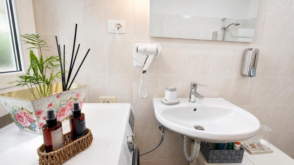 Toilet, Bathroom, heating, towels
