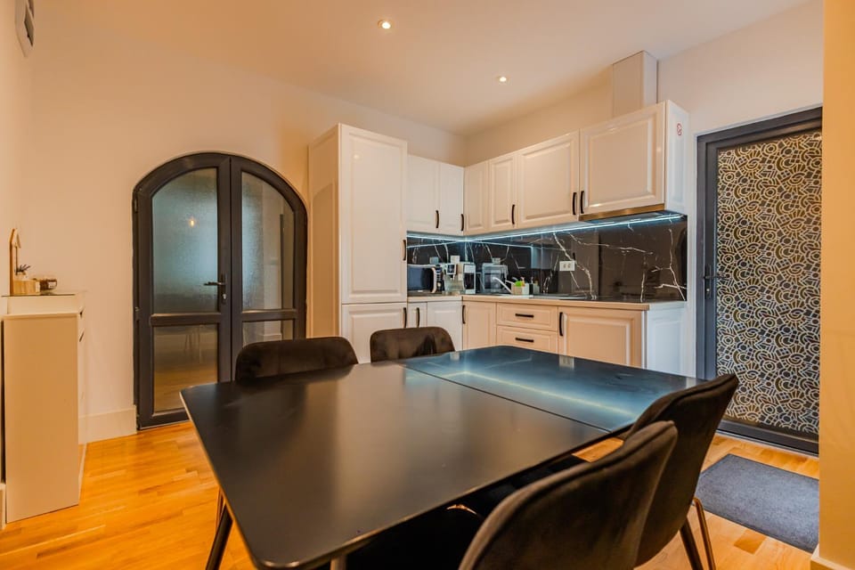Kitchen or kitchenette, Dining area, stove