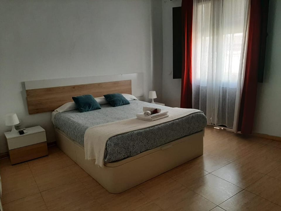 Bed, Bedroom, towels