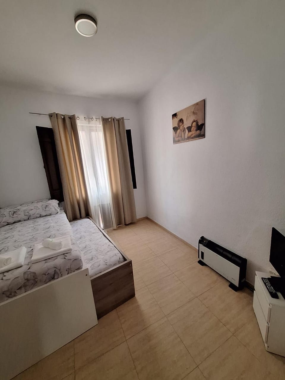 Communal lounge/ TV room, Bed, TV and multimedia, Photo of the whole room, Evening entertainment, Bedroom