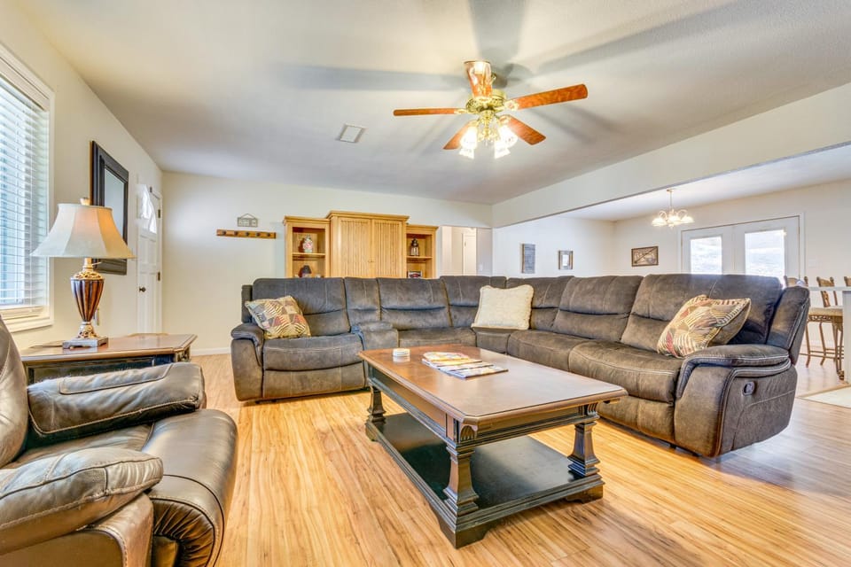 Searcy Retreat Home Near Little Red River House in Arkansas