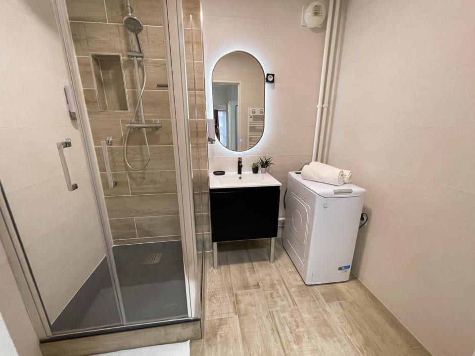 Shower, Bathroom, towels, washing machine