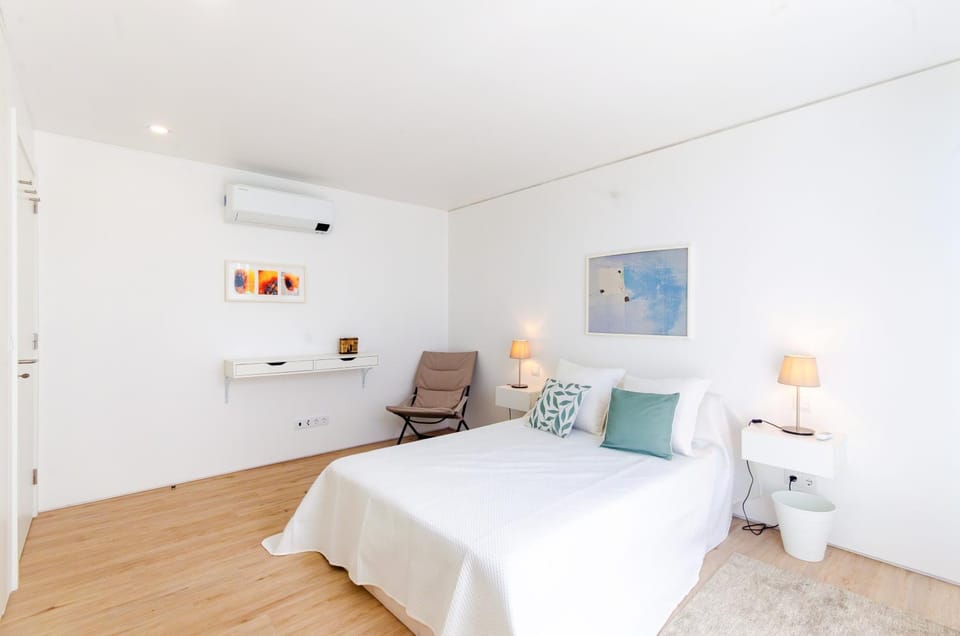 Bed, air conditioner