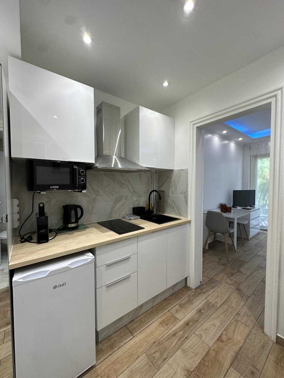 Coffee/tea facilities, Kitchen or kitchenette, Dining area, stove