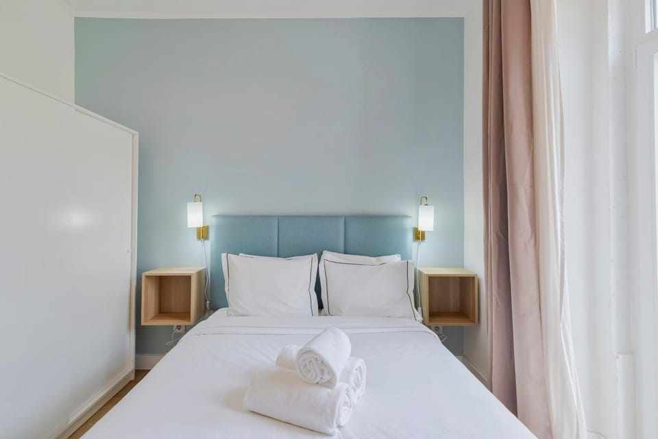 Bed, Photo of the whole room, Bedroom, towels