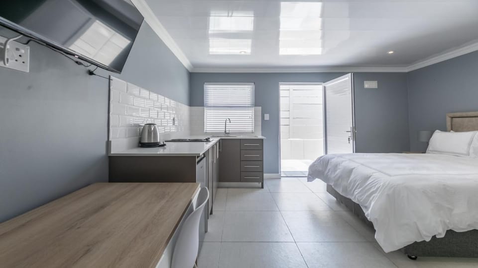 Bed, TV and multimedia, Kitchen or kitchenette, Photo of the whole room, Bedroom, hair dresser