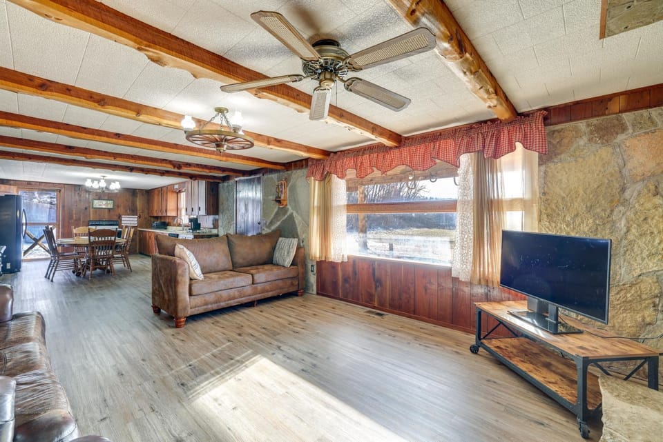 Authentic Log Cabin in Pineville ~ 2 Mi to River! Cabin in Ozark Mountains