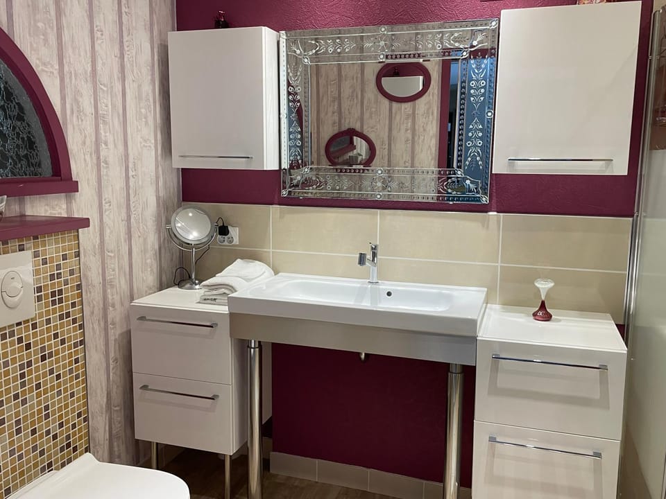 Bathroom, Internal: Not applicable to any particular room