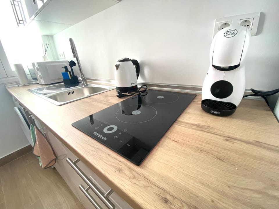 Coffee/tea facilities, minibar, stove