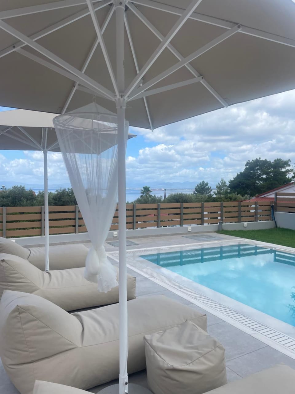 Day, Swimming pool, sunbed
