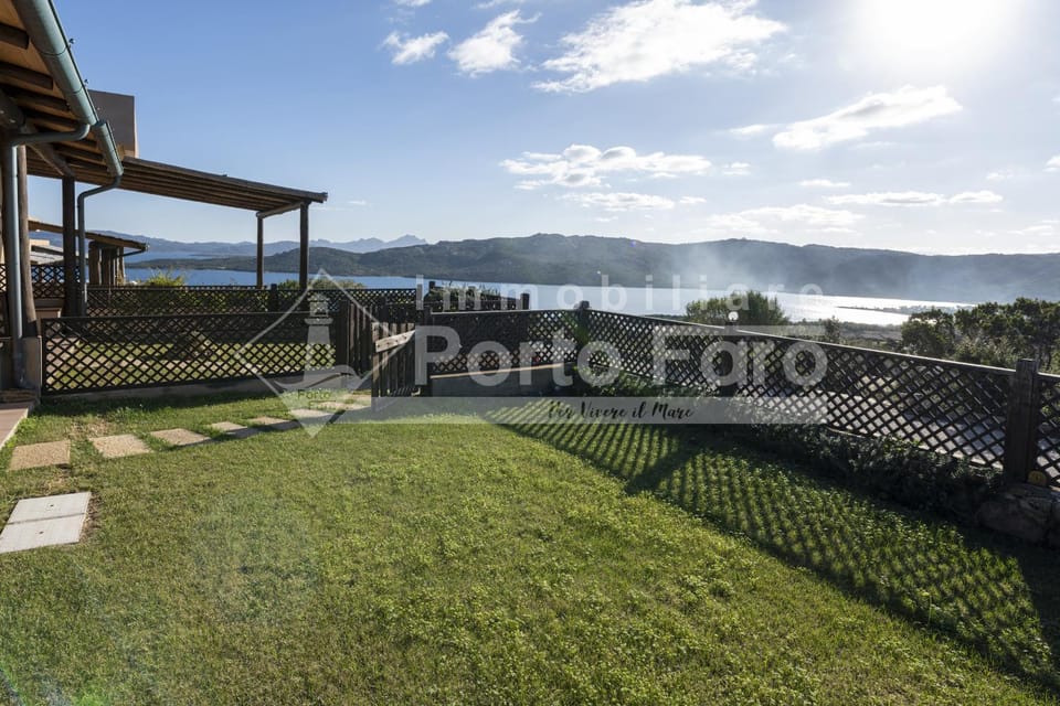 L301 - Bilocale caposchiera con giardino e vista sulla spiaggia di Porto Mannu Apartment in Sardinia