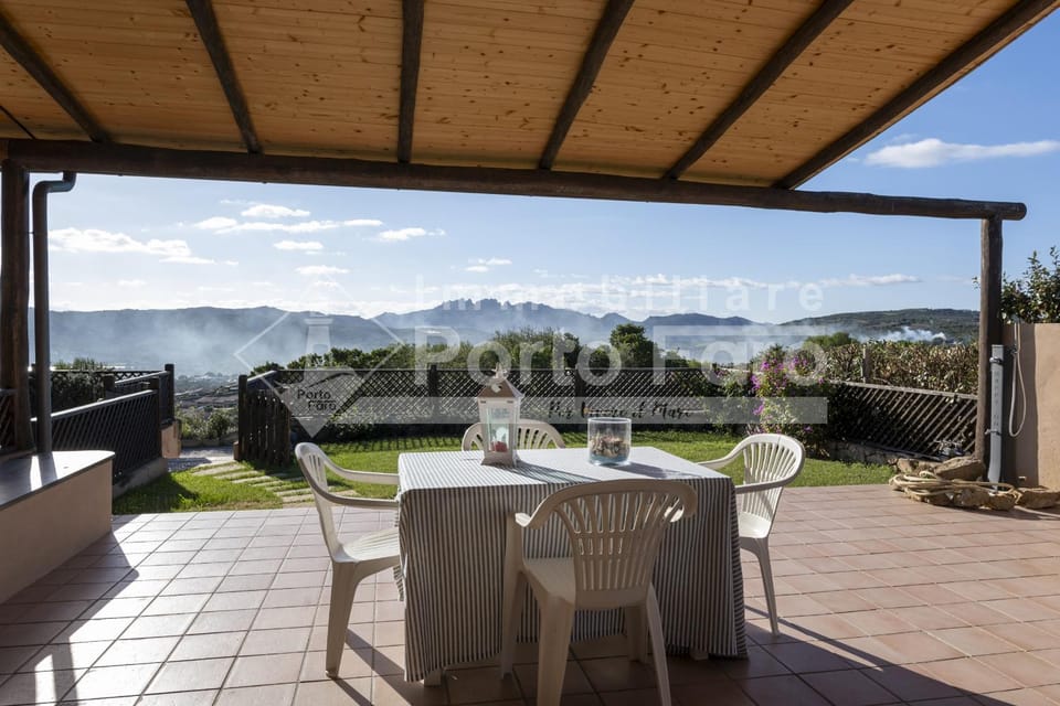 L301 - Bilocale caposchiera con giardino e vista sulla spiaggia di Porto Mannu Apartment in Sardinia